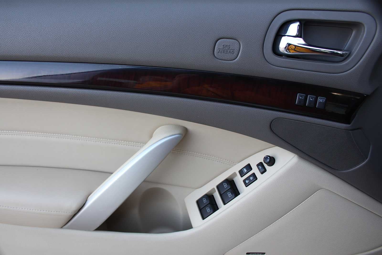 2014 INFINITI Q60 Convertible Base