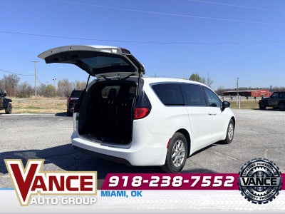 2025 Chrysler Voyager LX