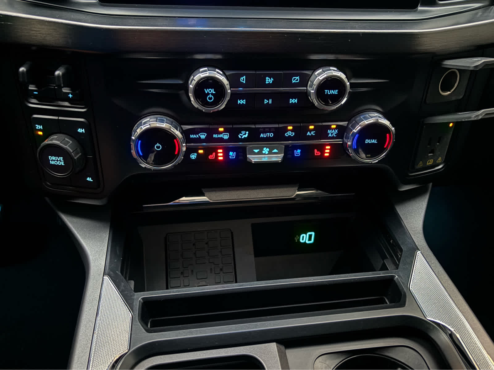 2023 Ford Super Duty F-350 DRW Pickup LARIAT